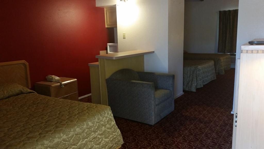 Executive Inn And Suites Ваксахачи Экстерьер фото
