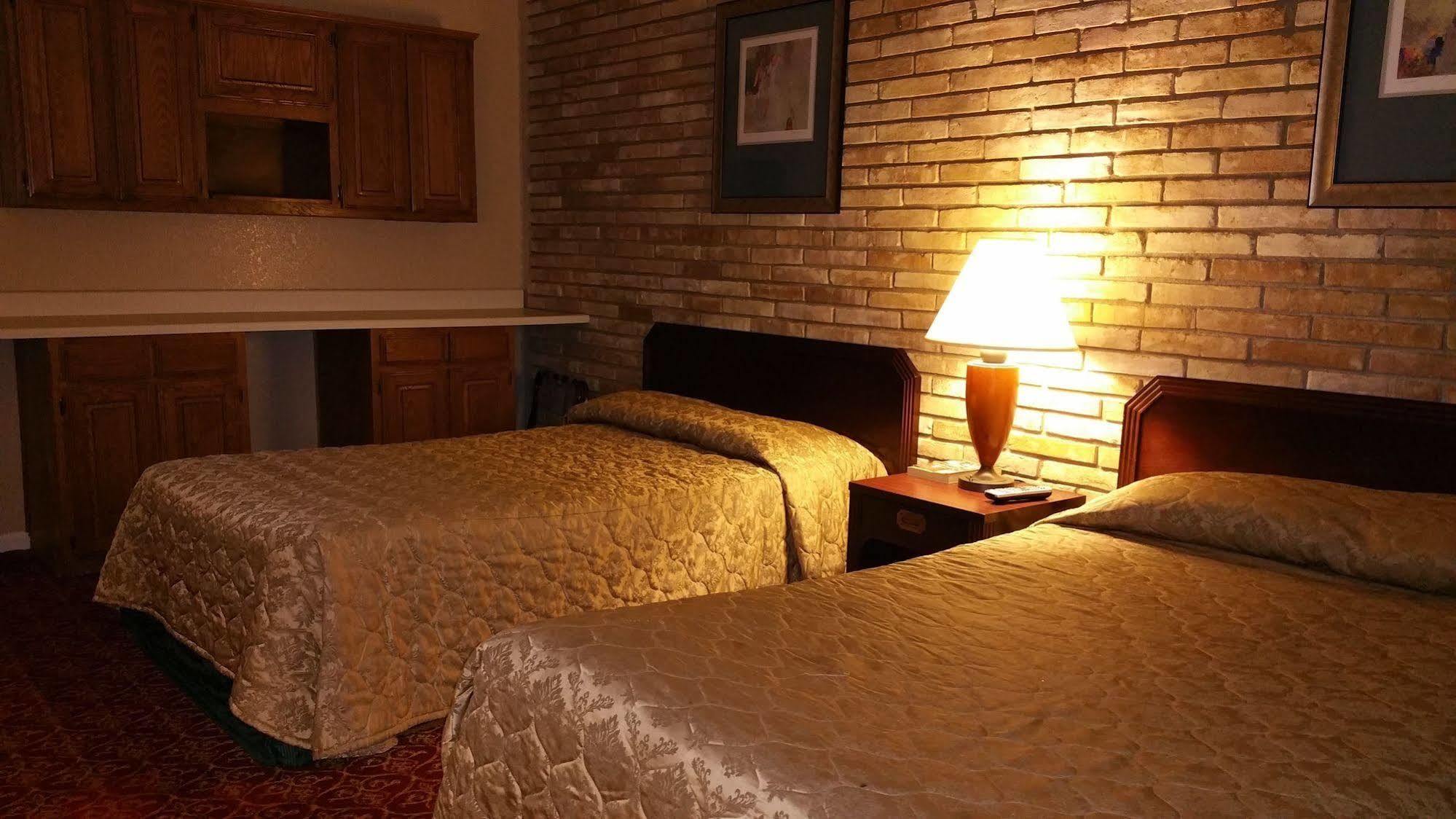 Executive Inn And Suites Ваксахачи Экстерьер фото