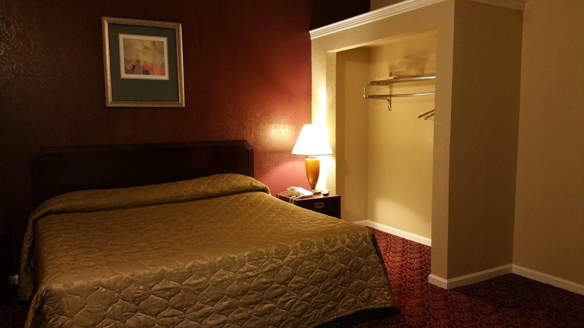 Executive Inn And Suites Ваксахачи Экстерьер фото
