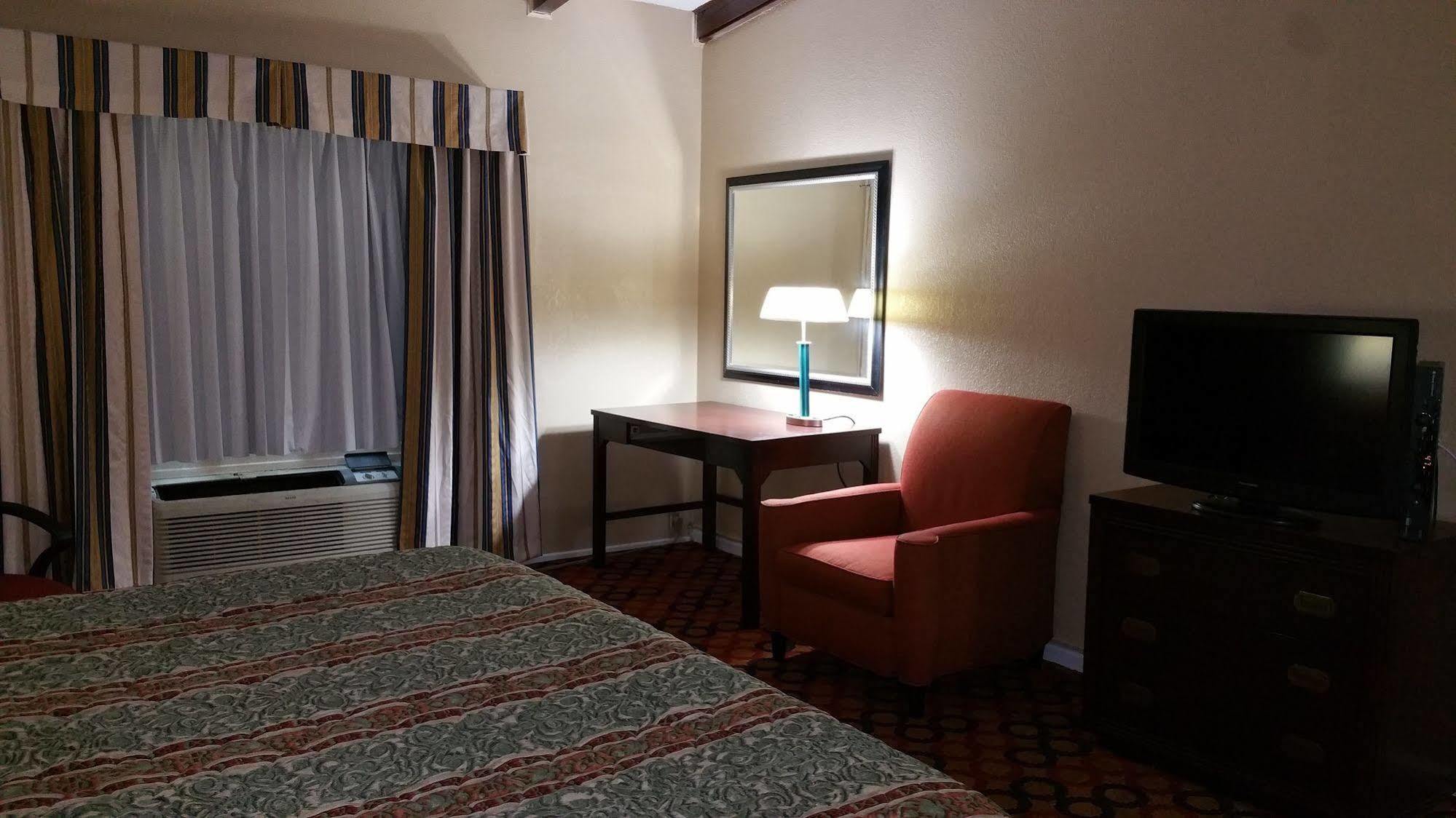 Executive Inn And Suites Ваксахачи Экстерьер фото